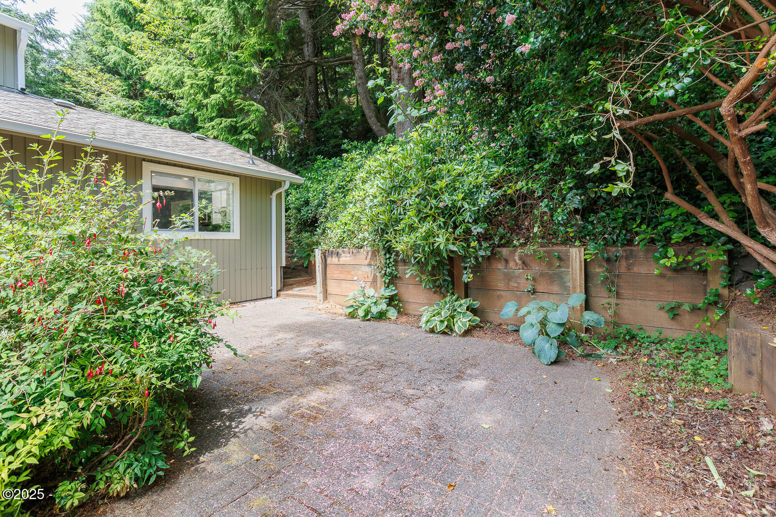 901 NE Lakewood Drive