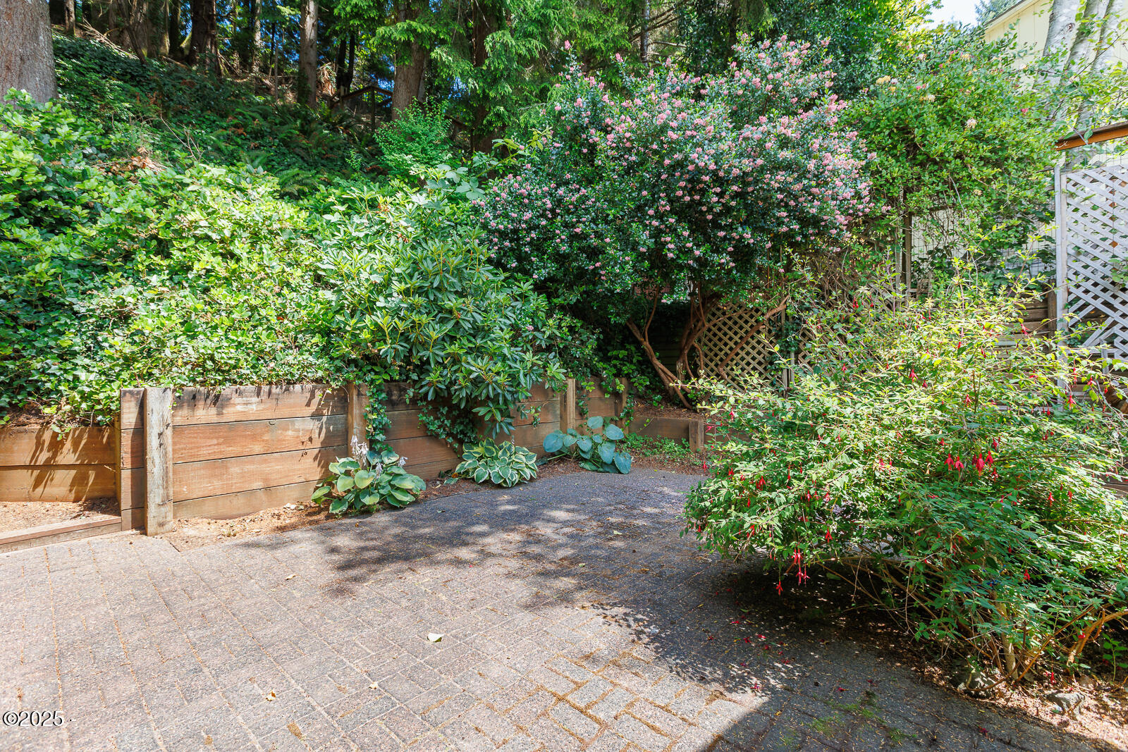 901 NE Lakewood Drive