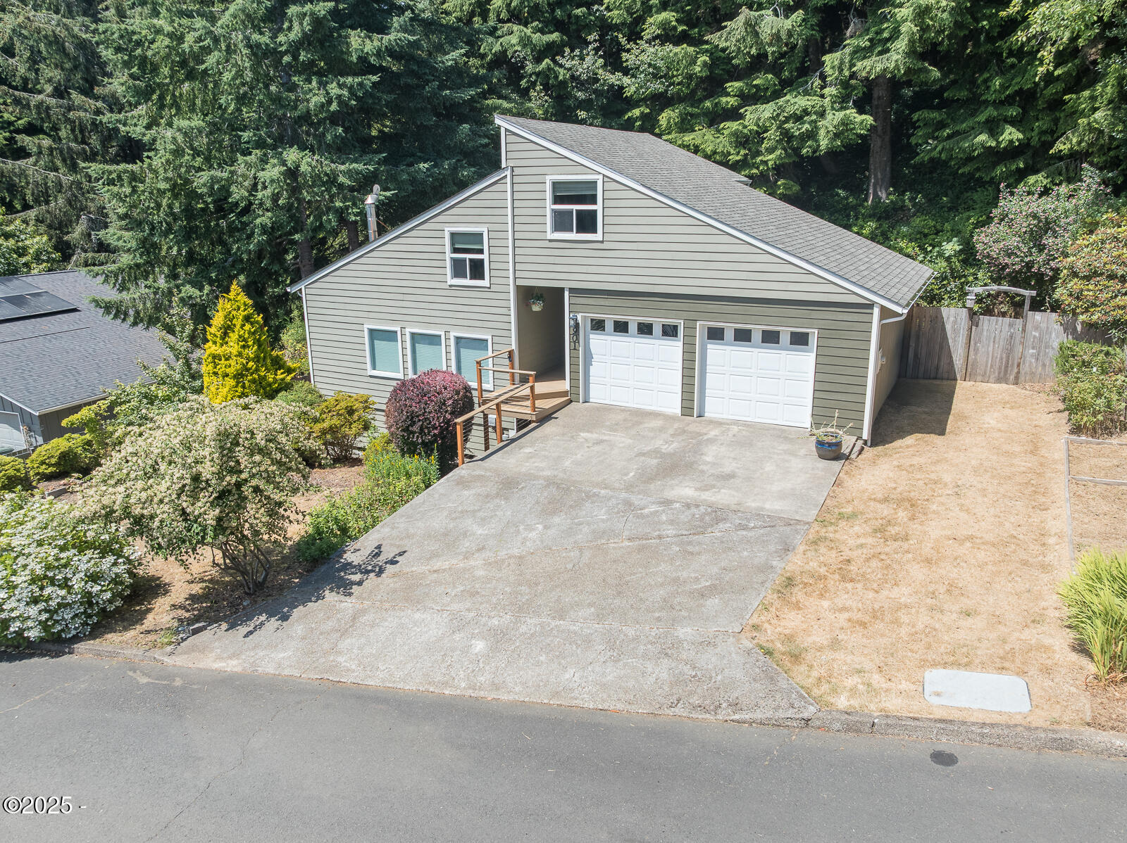 901 NE Lakewood Drive