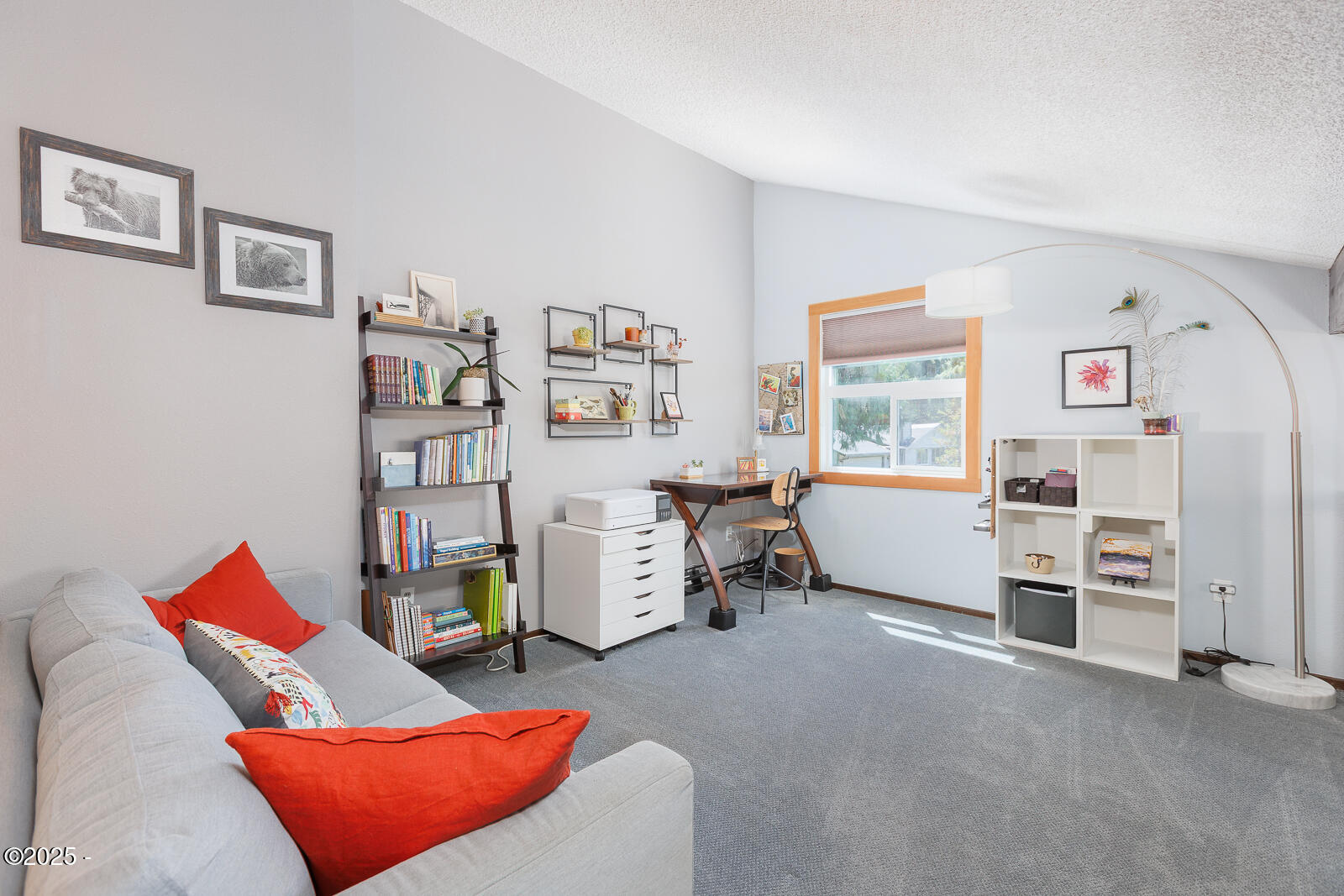 901 NE Lakewood Drive