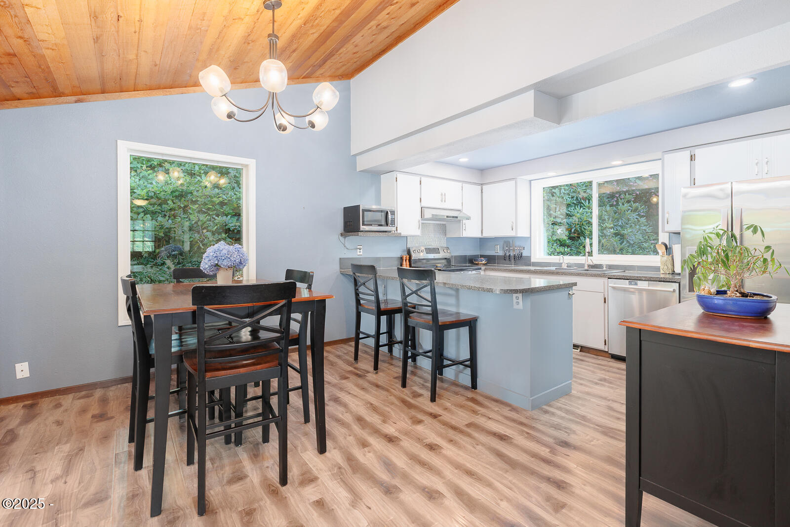 901 NE Lakewood Drive