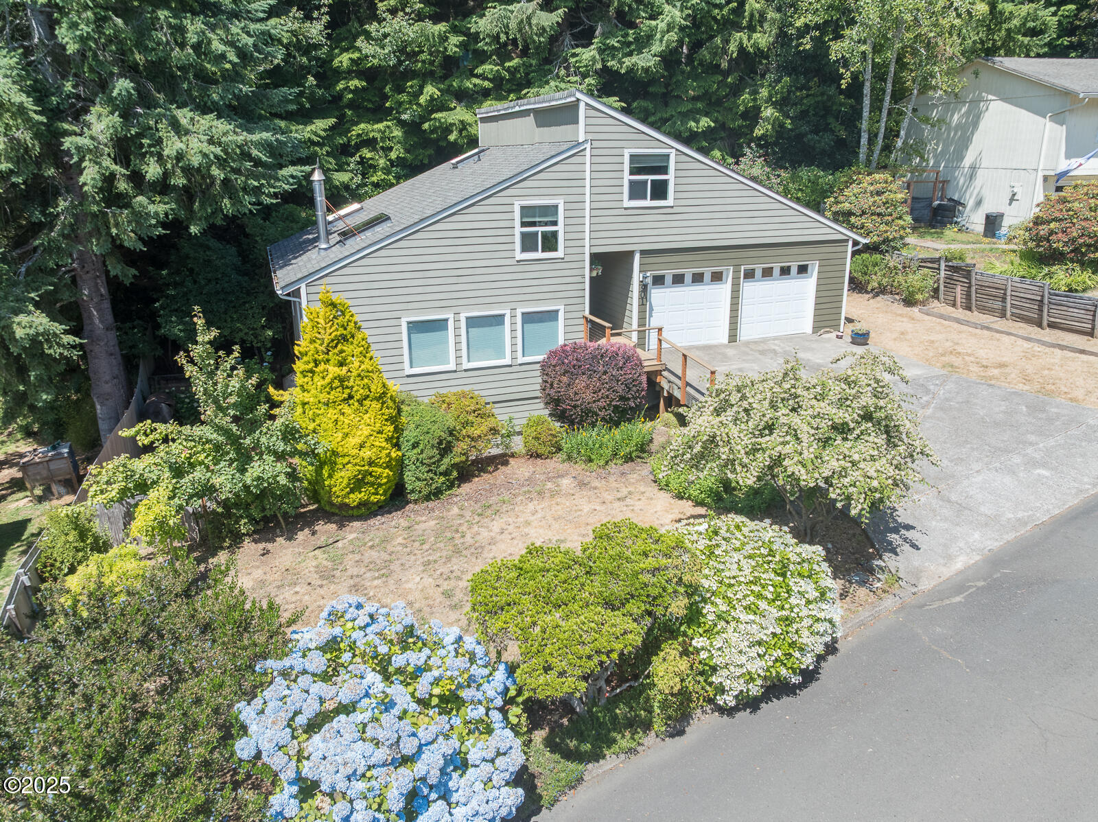 901 NE Lakewood Drive