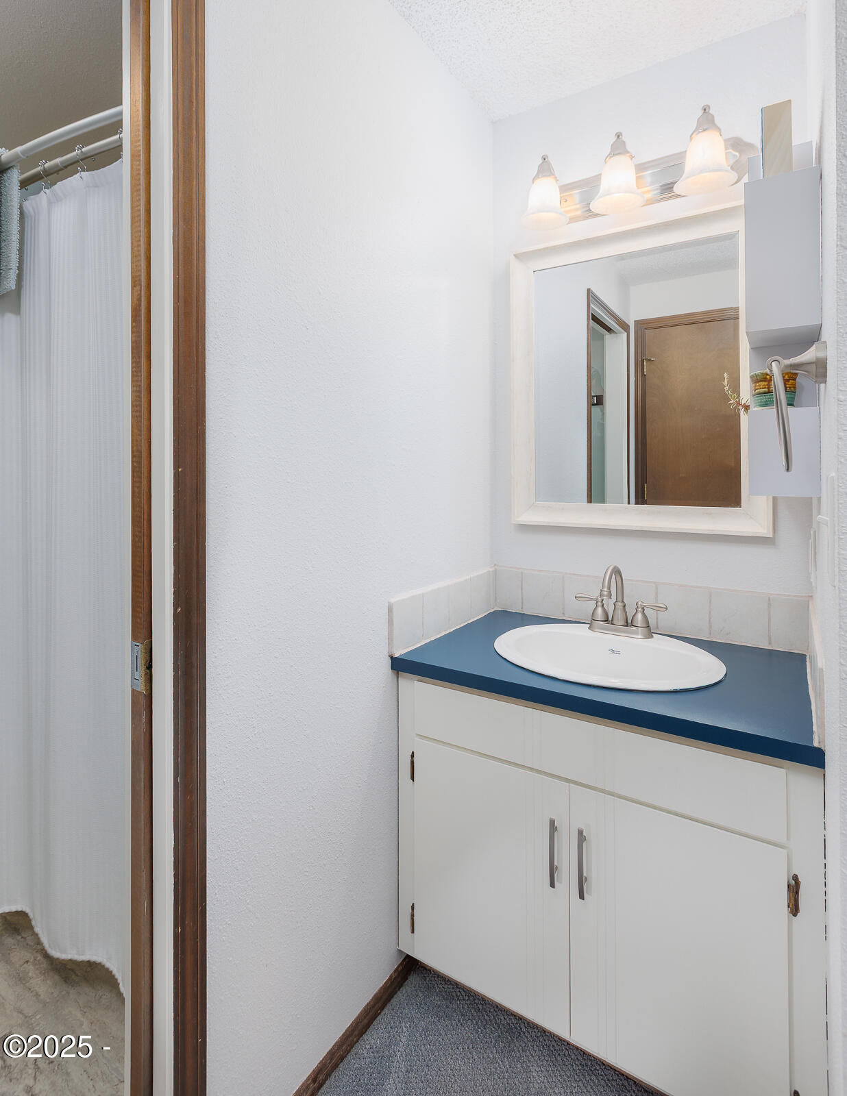 901 NE Lakewood Drive