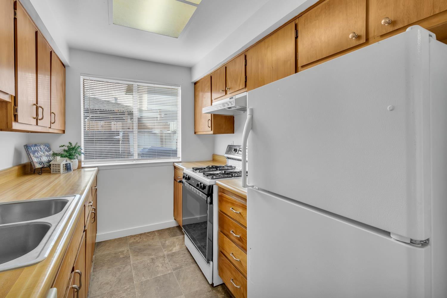 5317 Manzanita Avenue 1