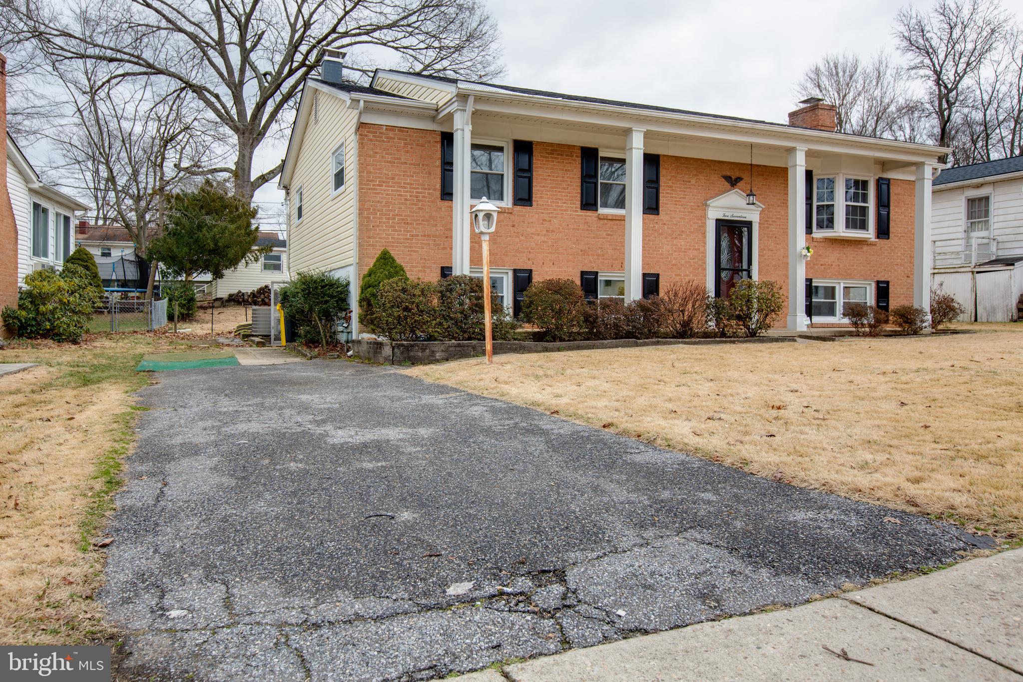 517 Williamsburg Ln