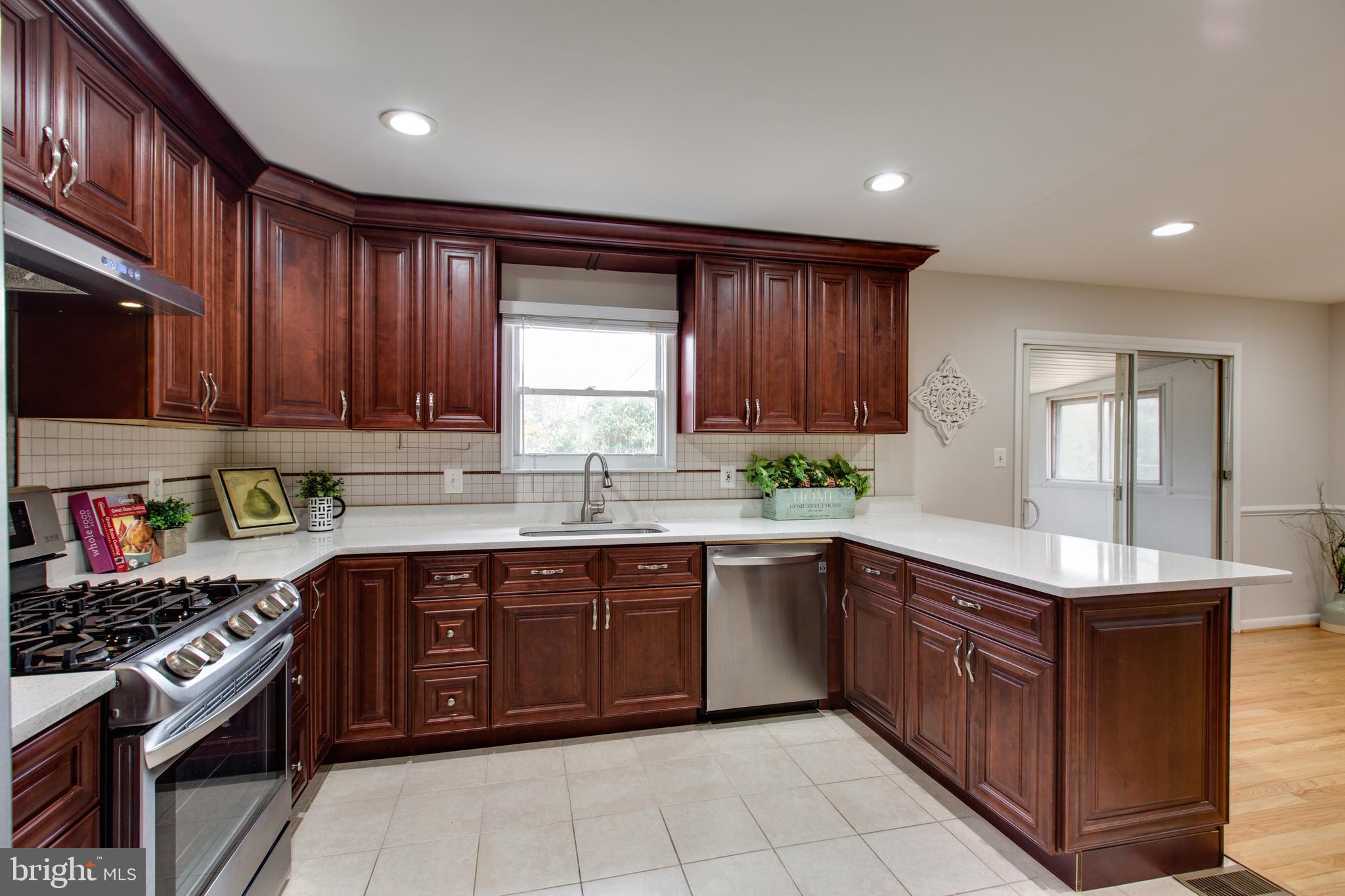 517 Williamsburg Ln