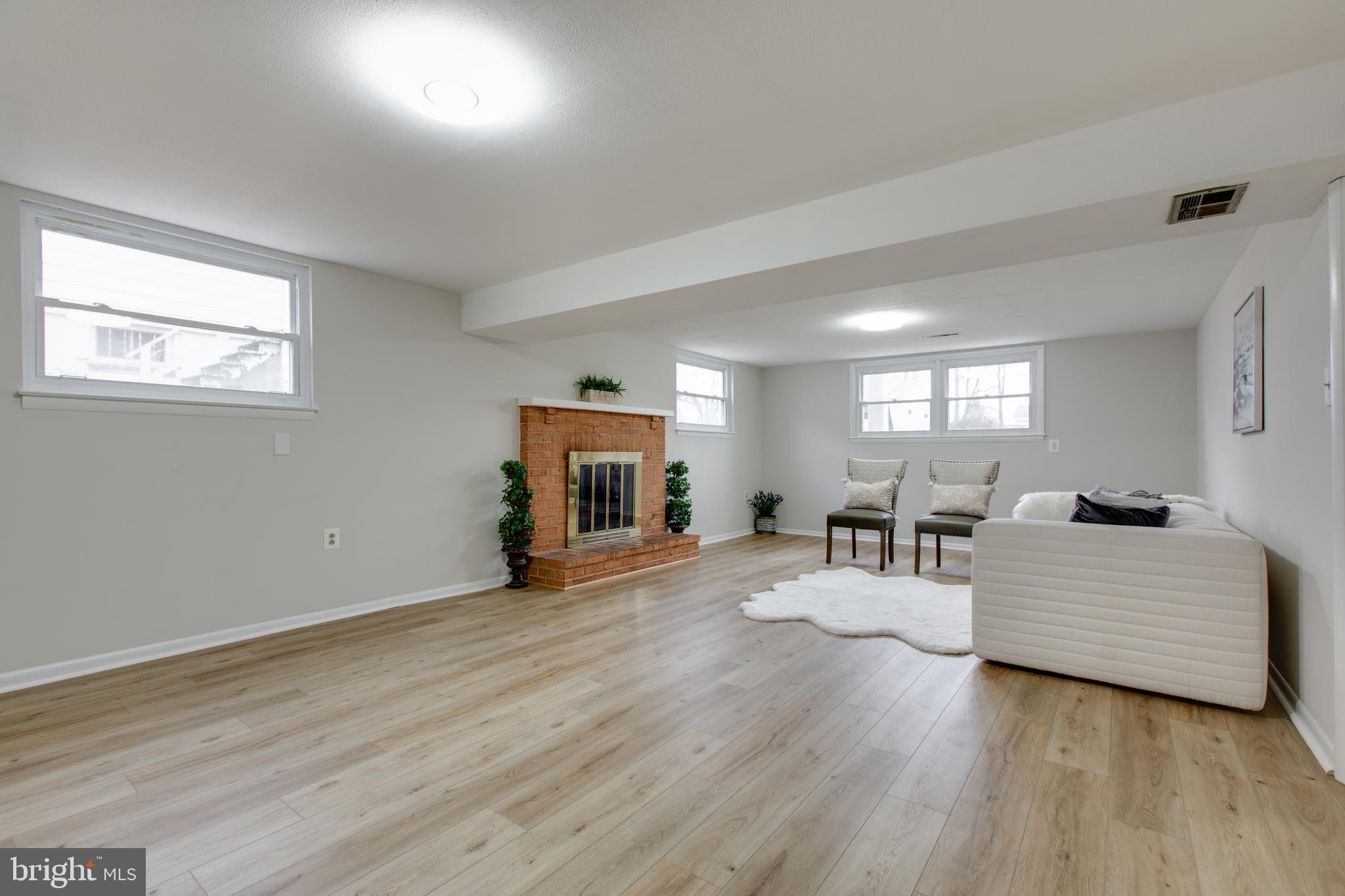 517 Williamsburg Ln
