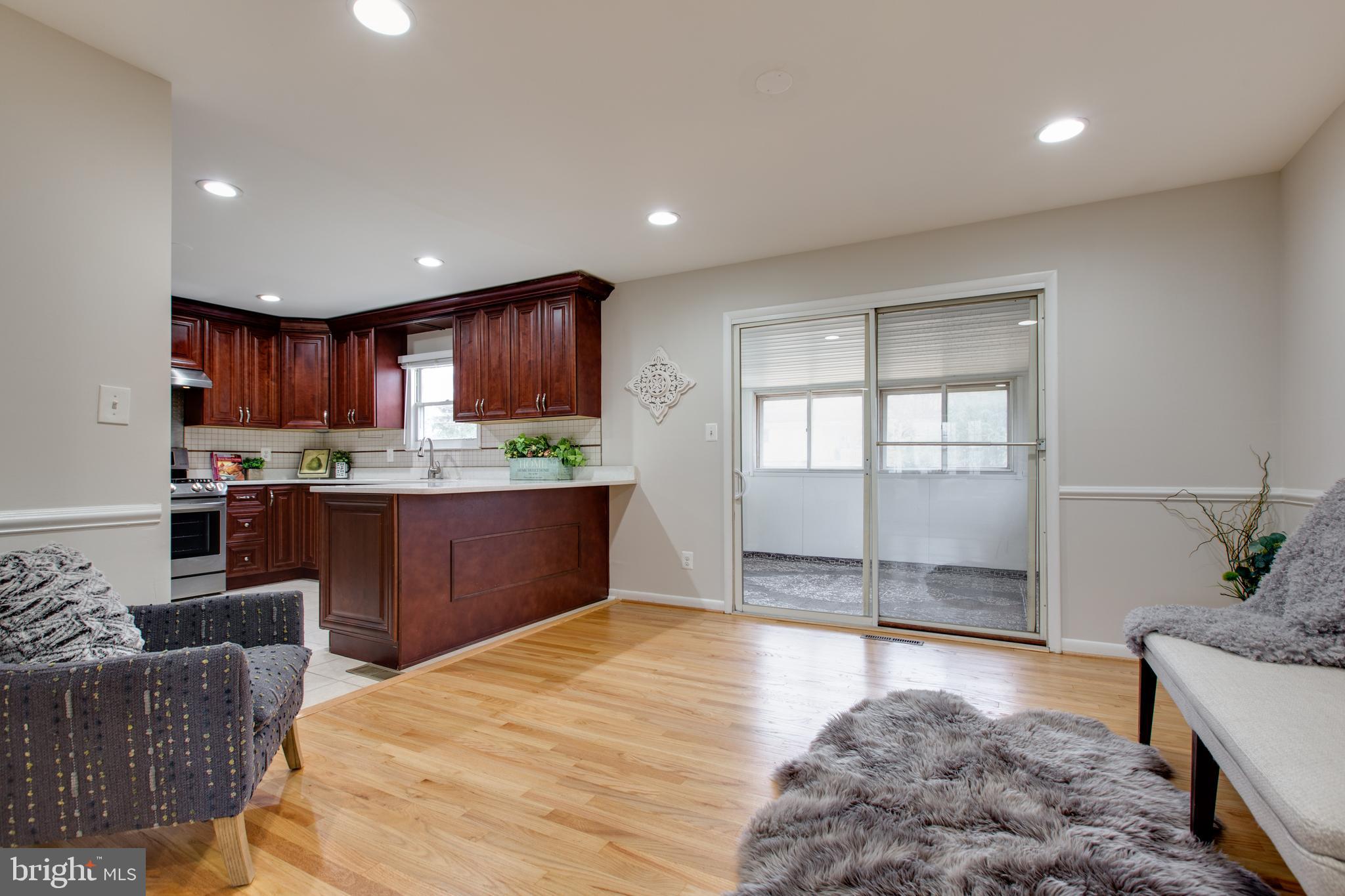 517 Williamsburg Ln