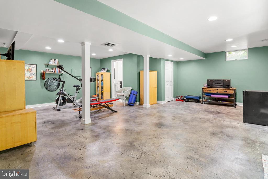 868 TWIN HARBOR DRIVE