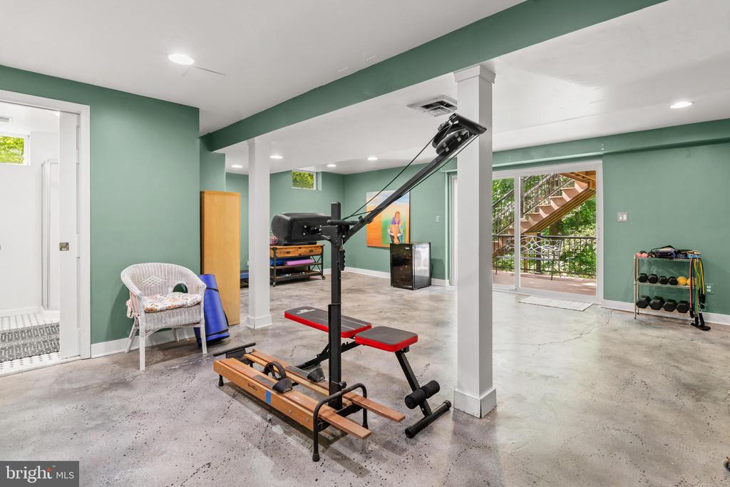 868 TWIN HARBOR DRIVE