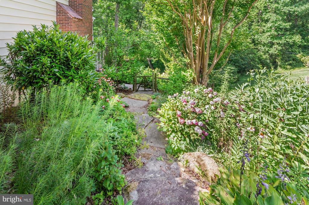 868 TWIN HARBOR DRIVE