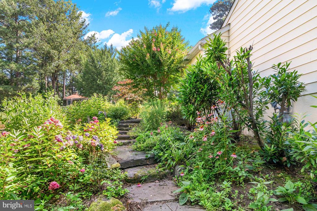 868 TWIN HARBOR DRIVE
