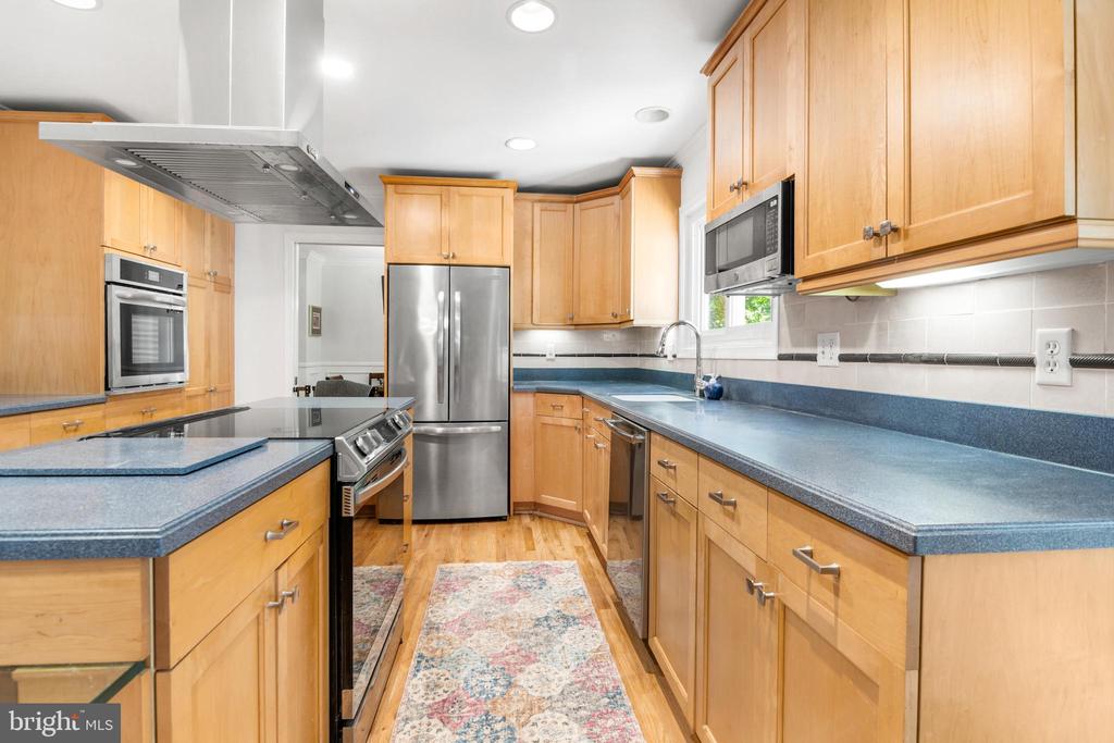 868 TWIN HARBOR DRIVE