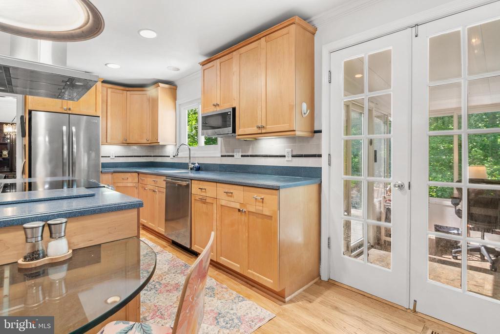 868 TWIN HARBOR DRIVE