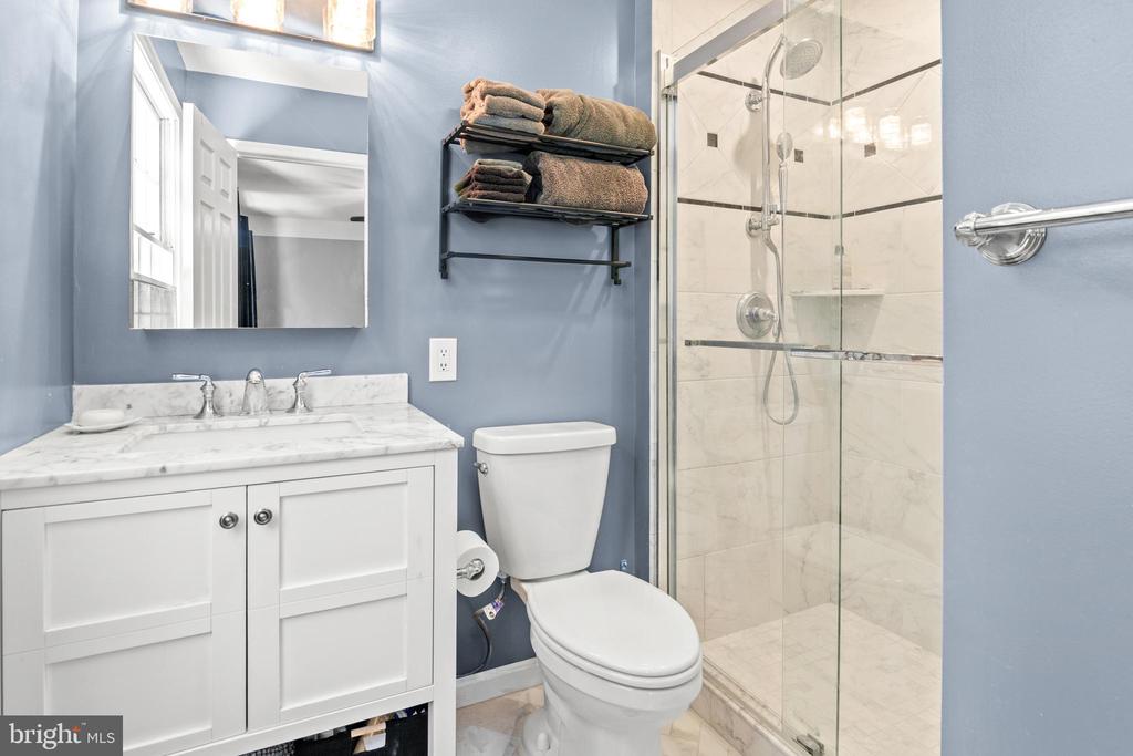 868 TWIN HARBOR DRIVE