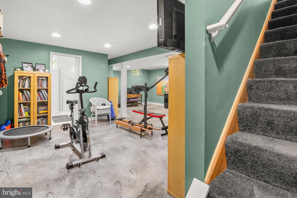 868 TWIN HARBOR DRIVE