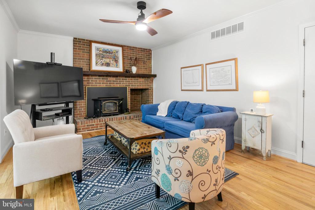 868 TWIN HARBOR DRIVE