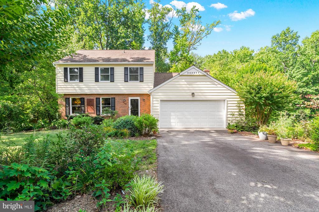 868 TWIN HARBOR DRIVE
