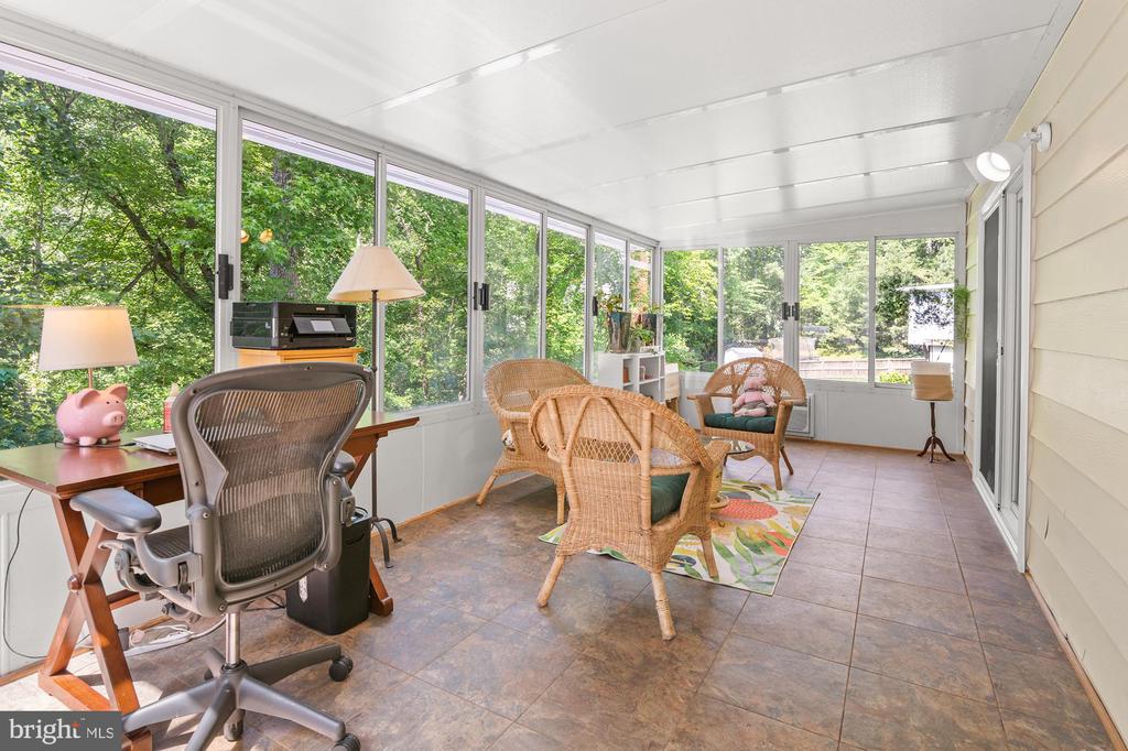 868 TWIN HARBOR DRIVE