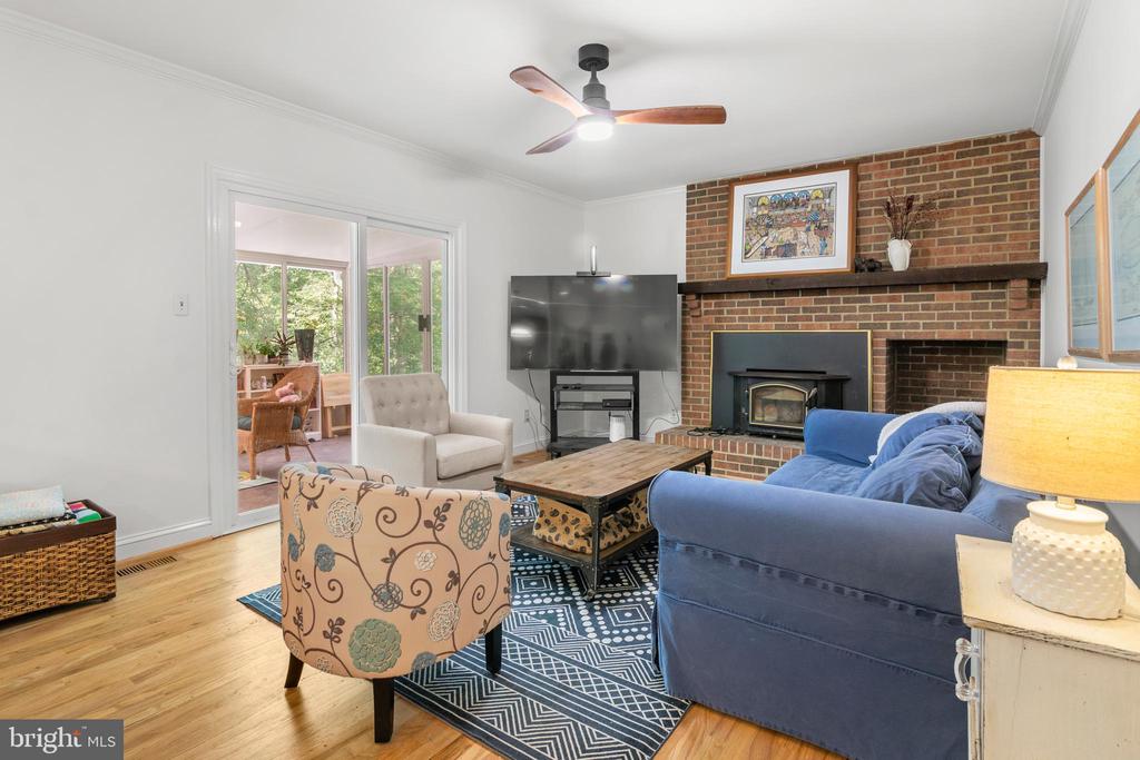 868 TWIN HARBOR DRIVE