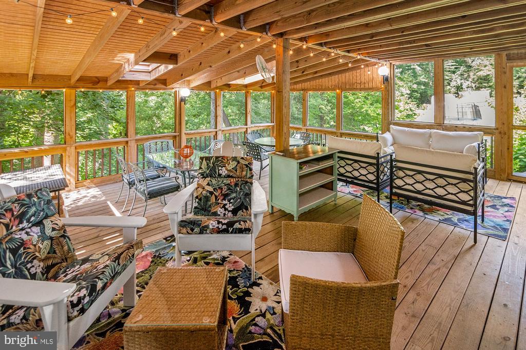 868 TWIN HARBOR DRIVE