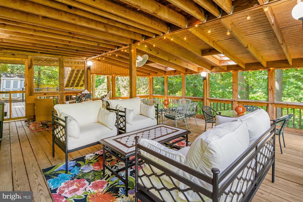 868 TWIN HARBOR DRIVE
