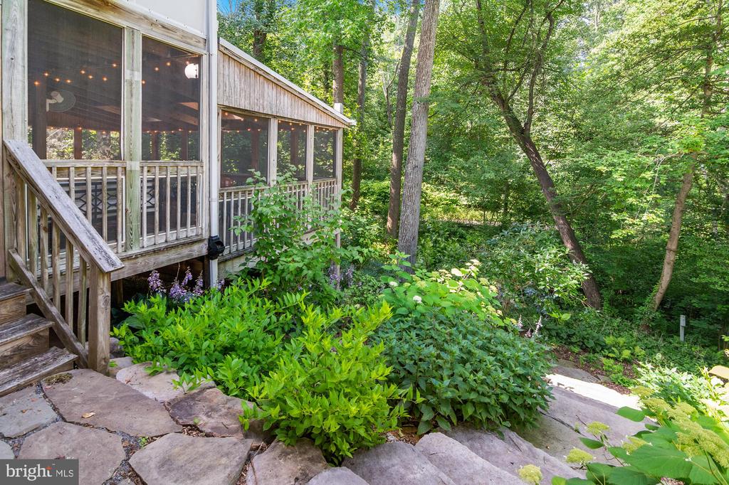 868 TWIN HARBOR DRIVE