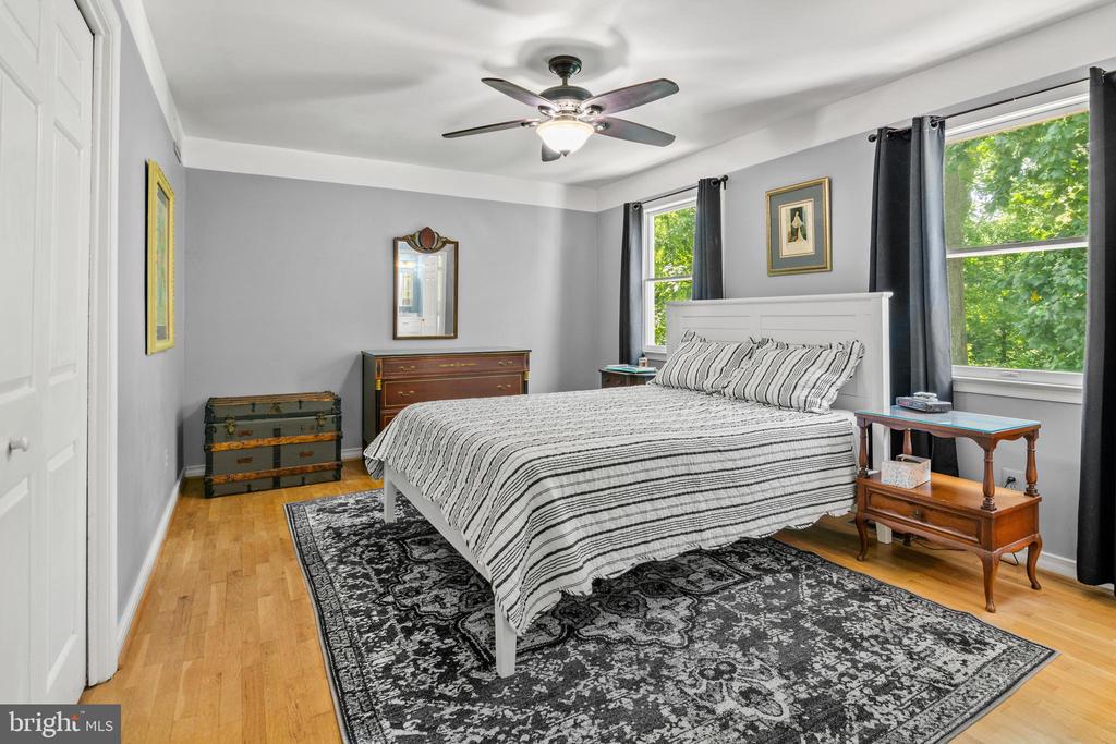 868 TWIN HARBOR DRIVE