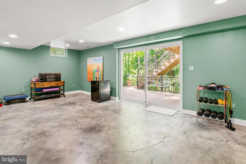 868 TWIN HARBOR DRIVE