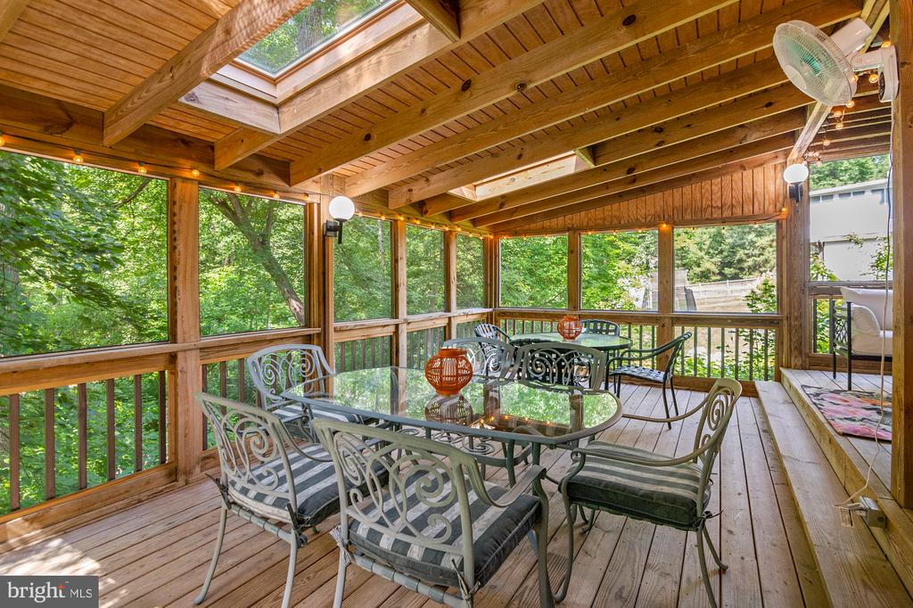 868 TWIN HARBOR DRIVE