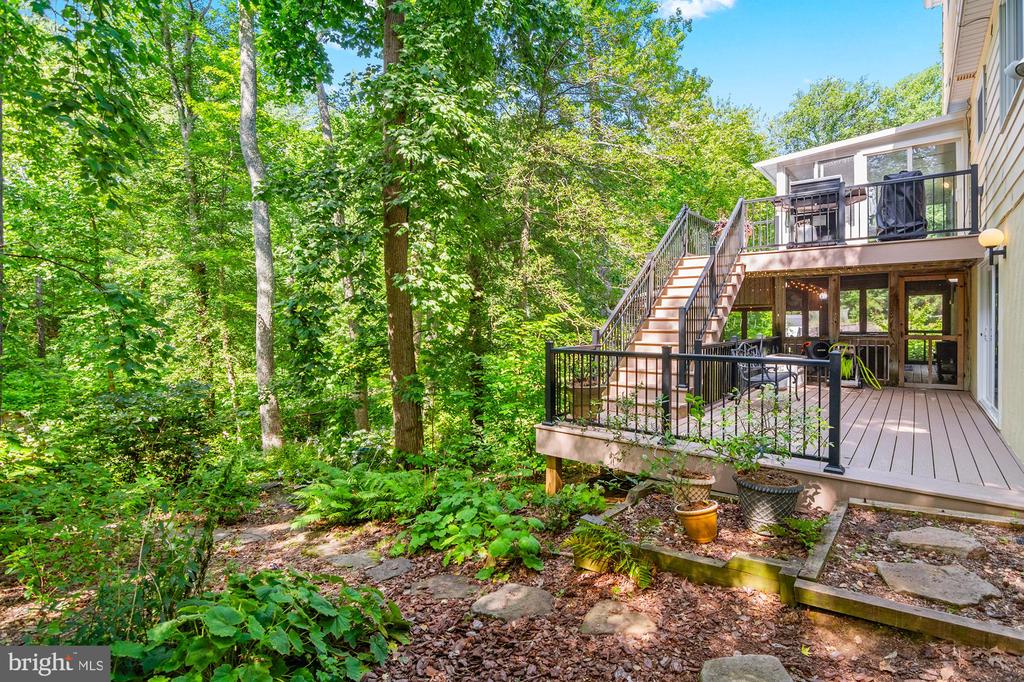 868 TWIN HARBOR DRIVE