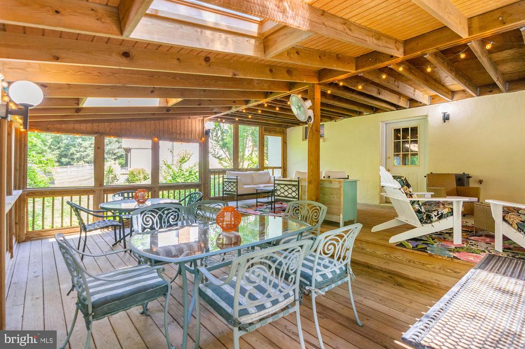 868 TWIN HARBOR DRIVE