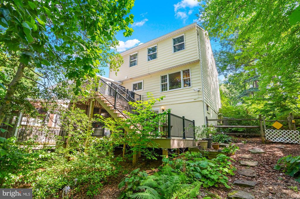 868 TWIN HARBOR DRIVE
