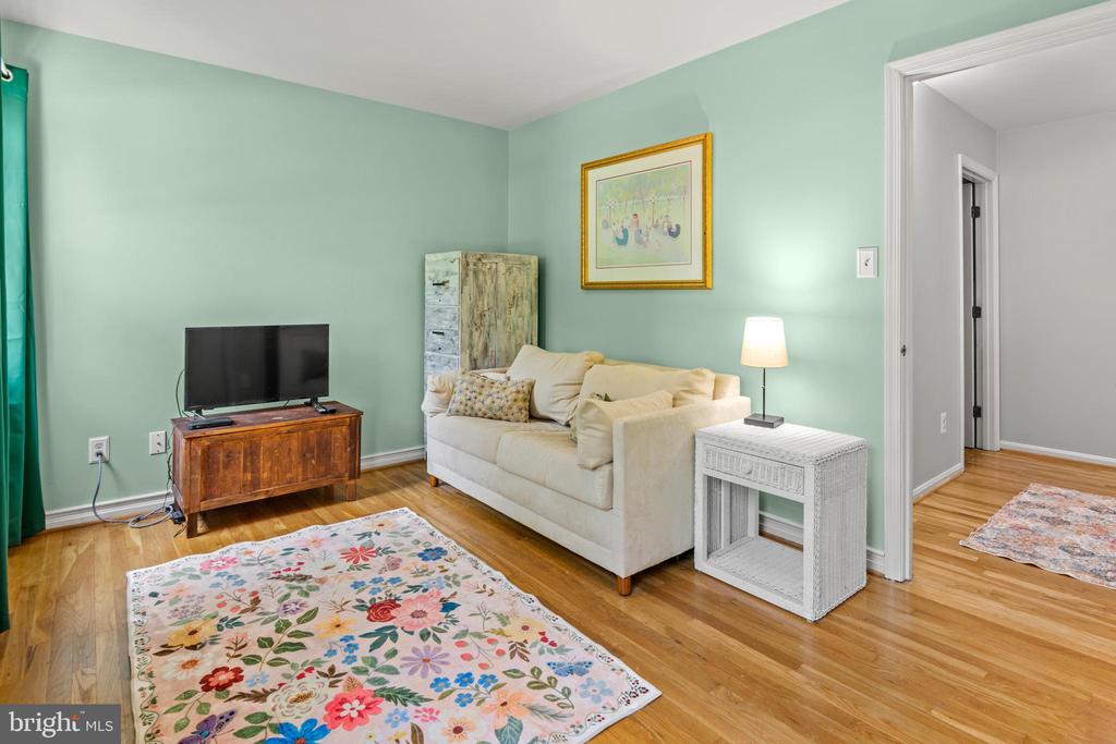 868 TWIN HARBOR DRIVE