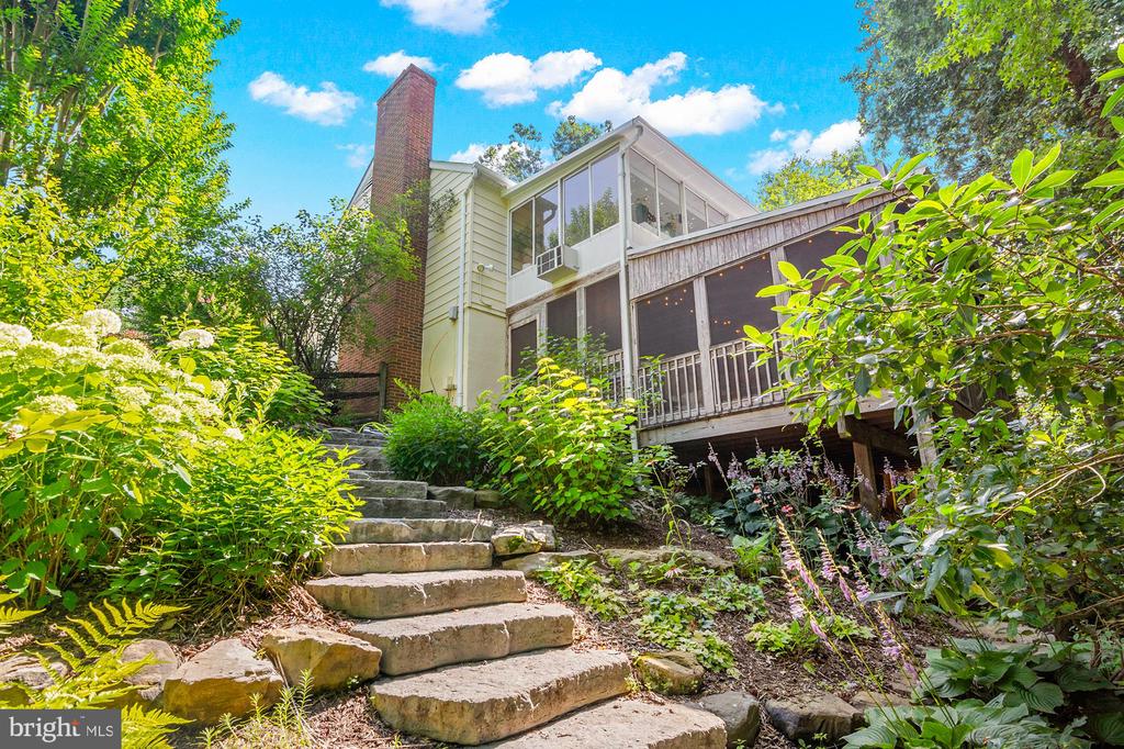 868 TWIN HARBOR DRIVE