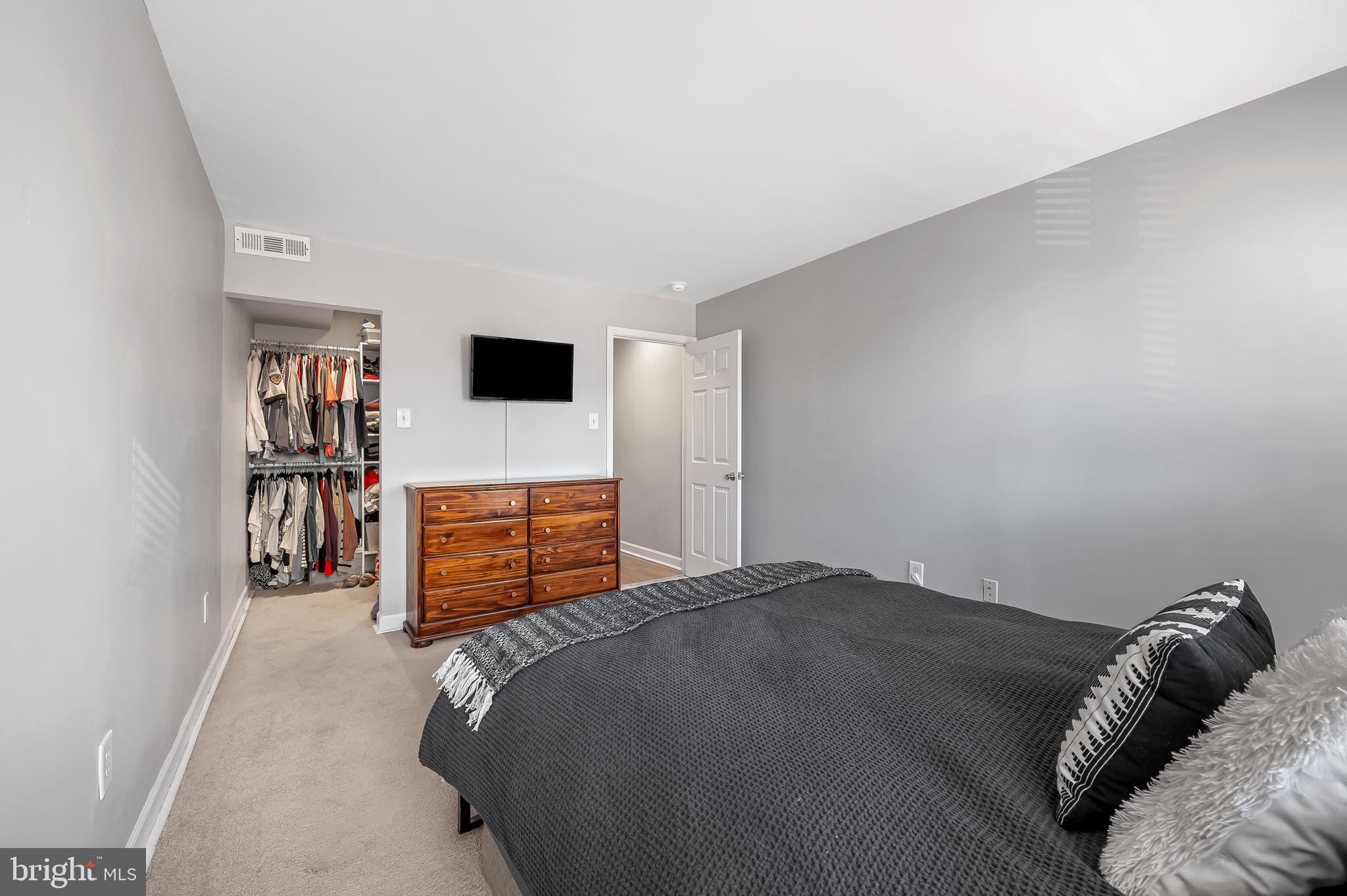 1346 Andre St