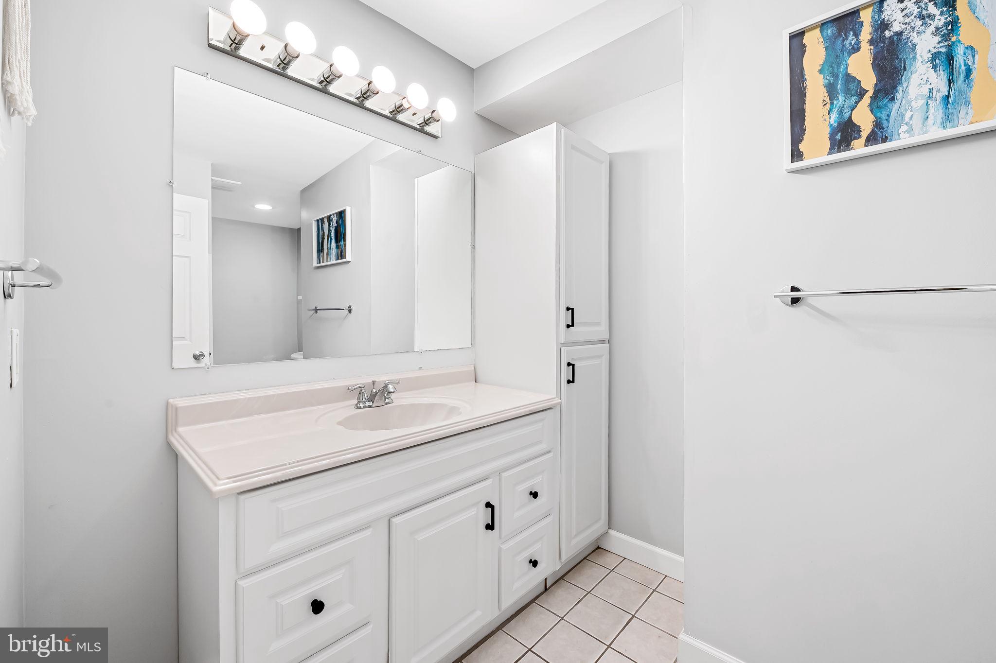 1346 Andre St