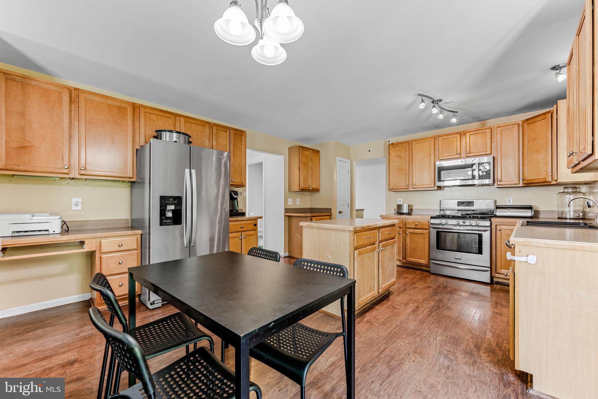 8218 Selwin Ct