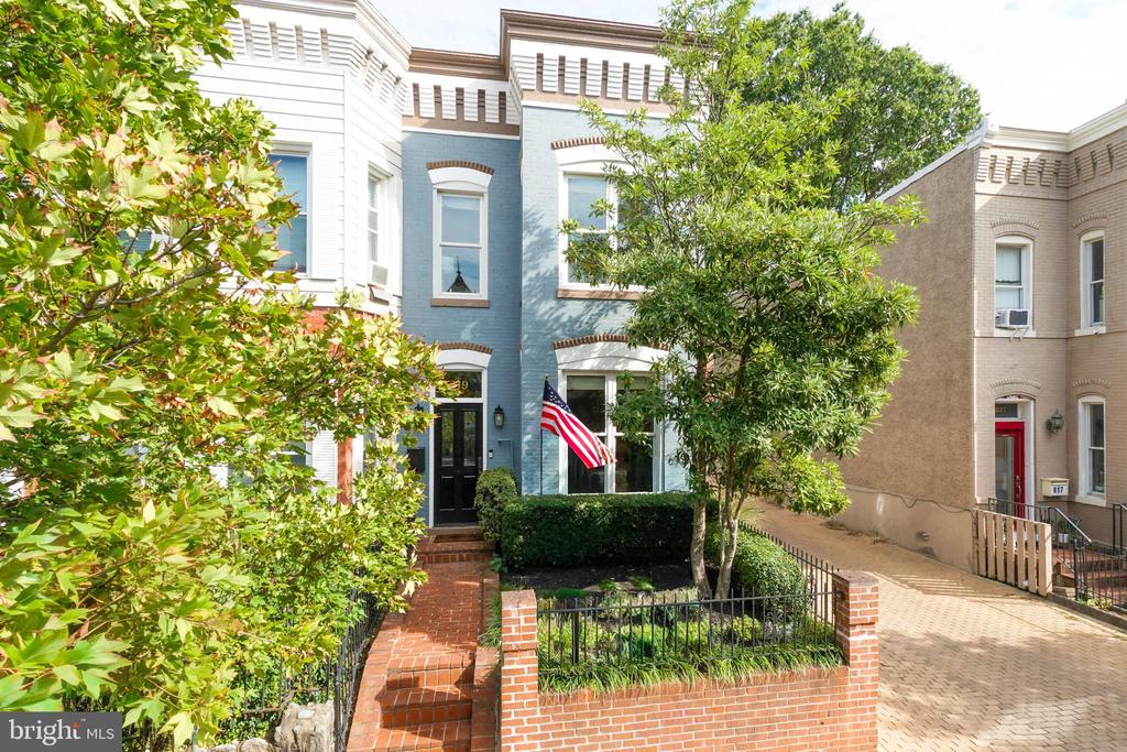 819 11TH STREET NE