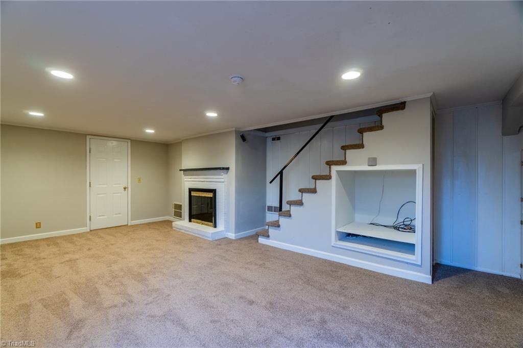 649 Quarterstaff Road