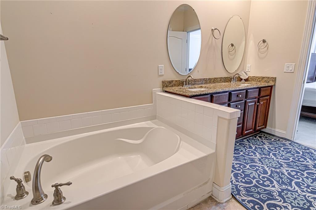 1435 Neville Gardens Lane, Winston-Salem
