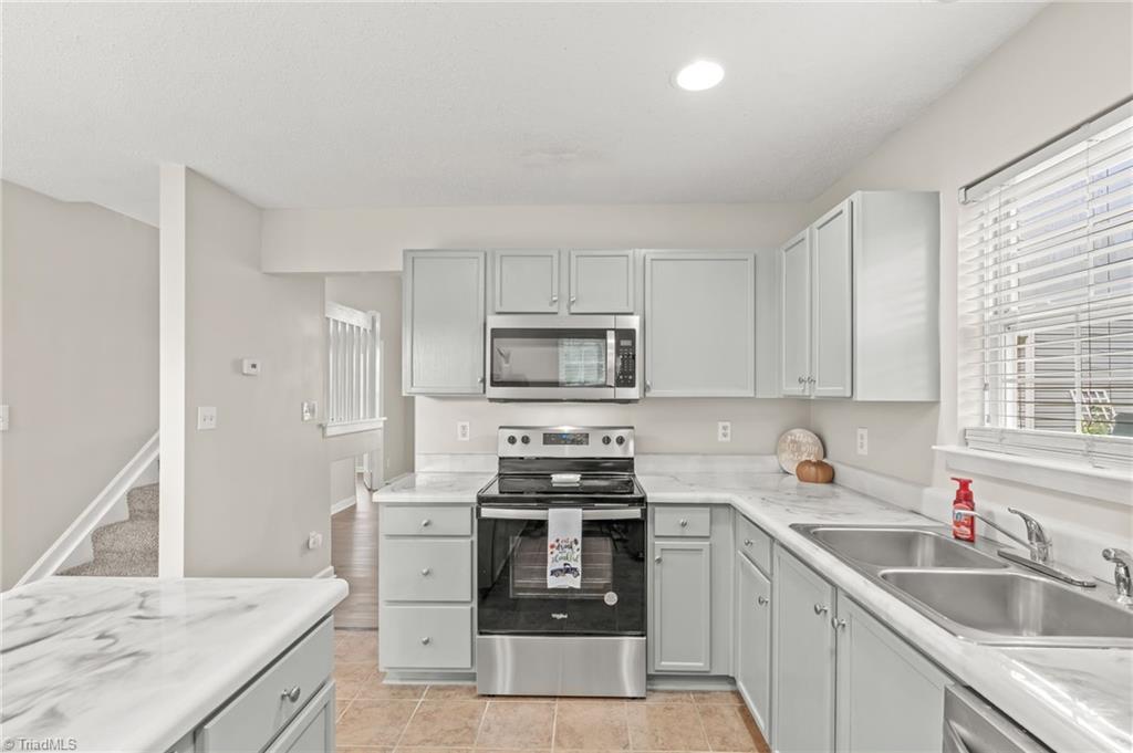 1047 Oak Blossom Way