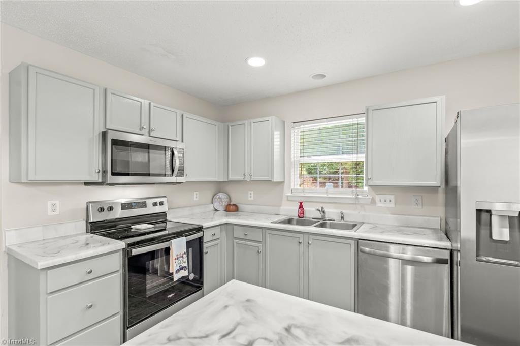 1047 Oak Blossom Way