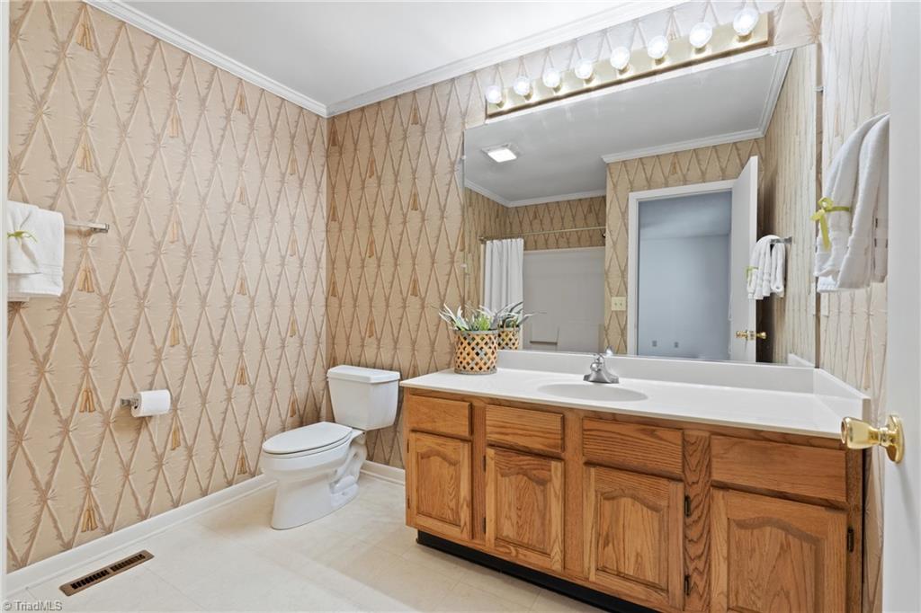 240 Lamplighter Circle, Winston-Salem