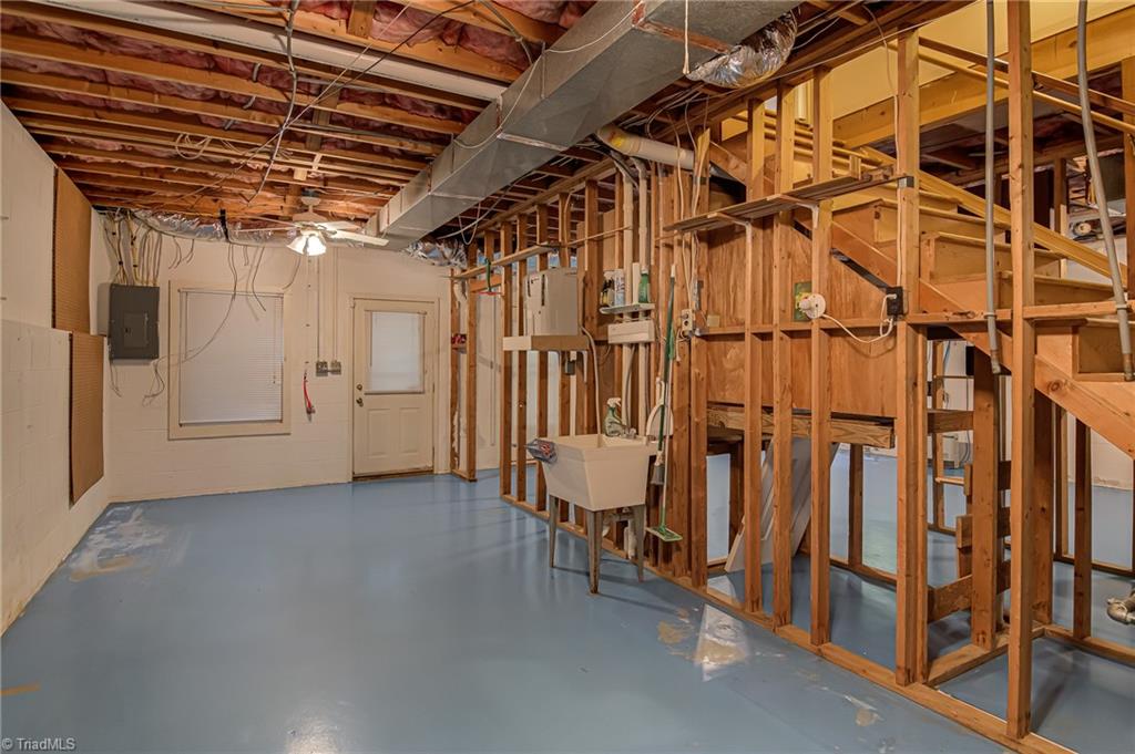 33 Carrisbrooke Lane, Winston-Salem