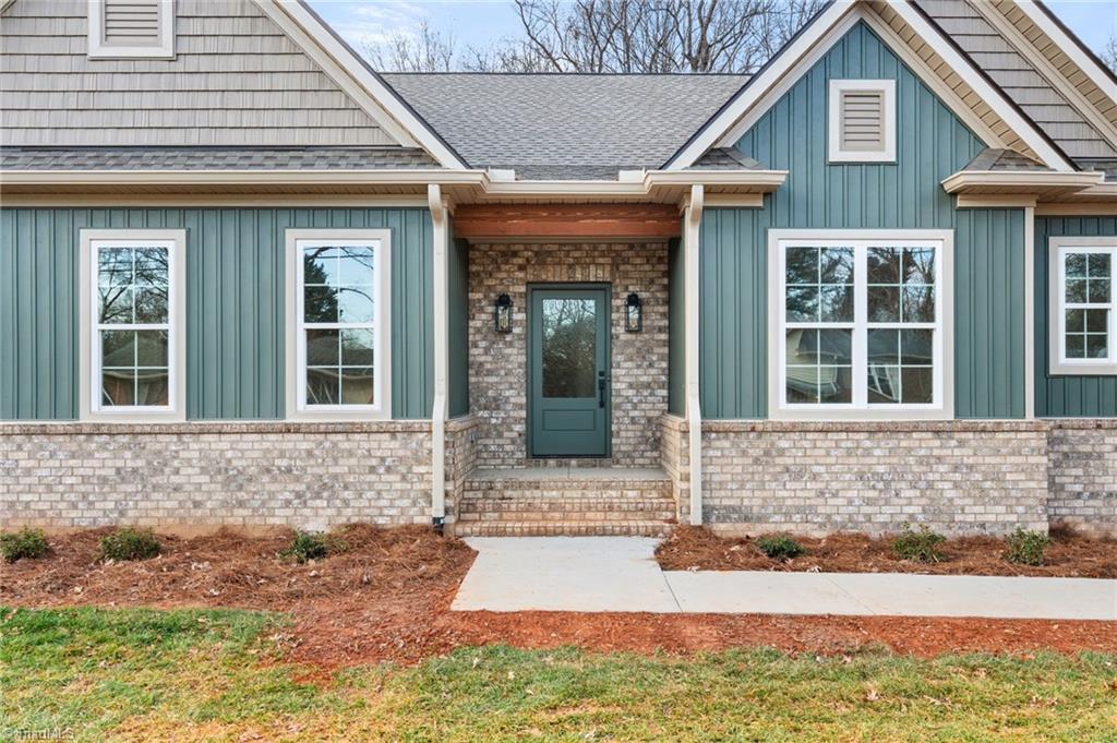 194 N Peace Haven Road, Winston-Salem