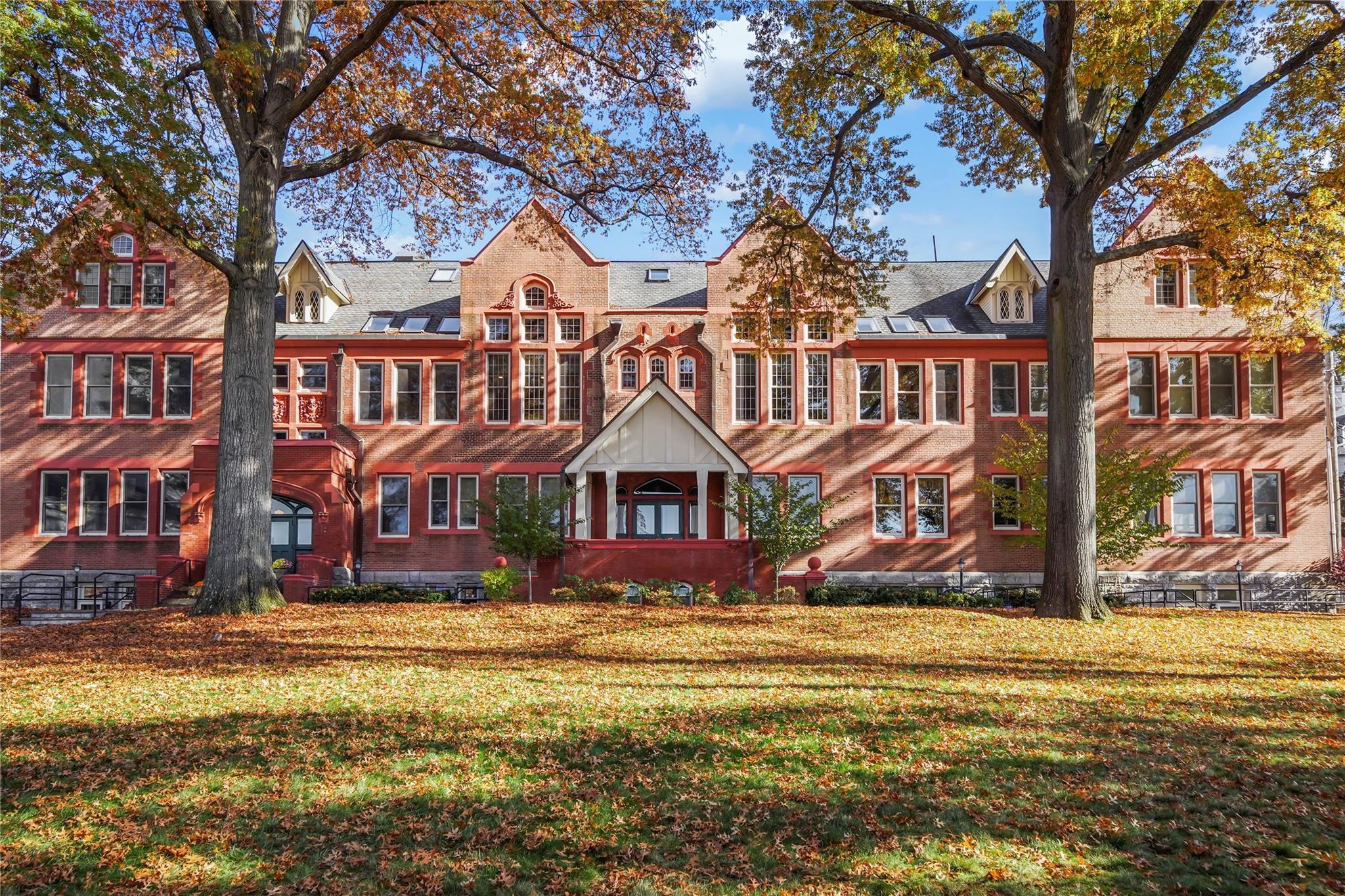 18 N Broadway Unit: 402