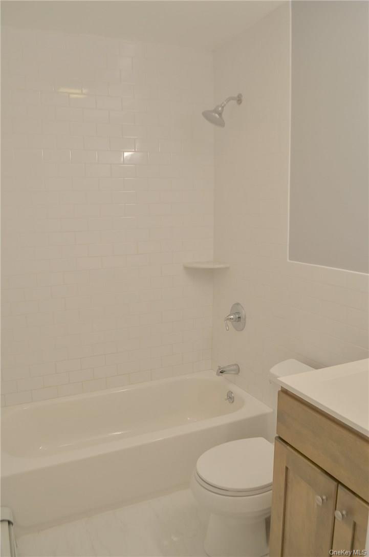 11 Elm Street Unit: 2nd Floor