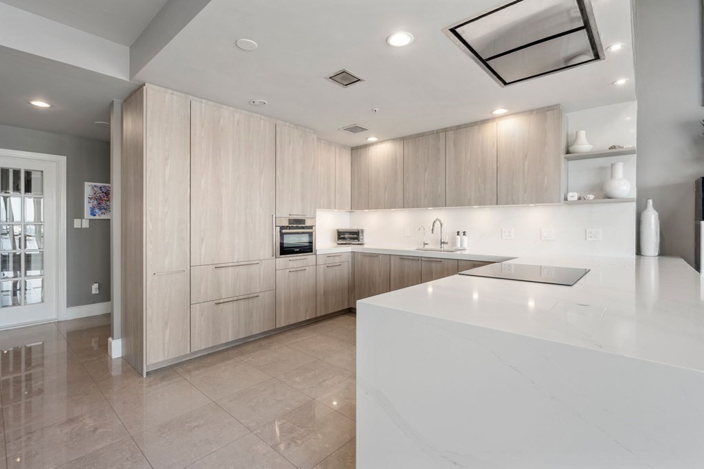 197 8th St Unit: PH210