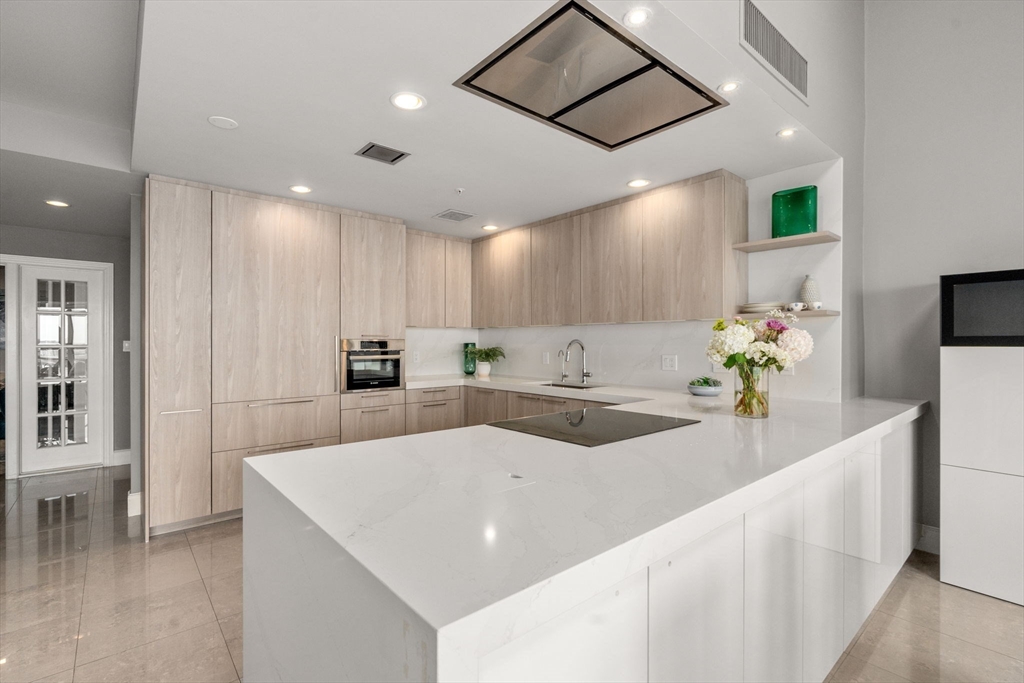 197 8th St Unit: PH210